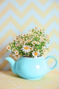 洋甘菊中茶壶的美丽花束