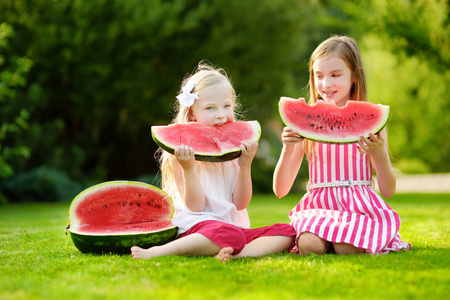 快乐少年吃西瓜图片