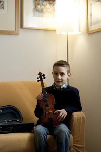 小男孩拿着小提琴