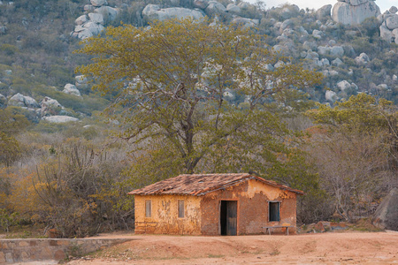 贫困地区布雷兹农村贫困地区典型的泥屋照片