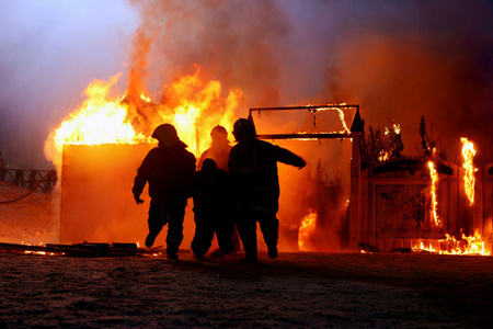 消防员营救事故受害者图片