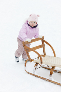 带着雪橇的小女孩