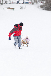 小女孩和她爸爸滑着雪