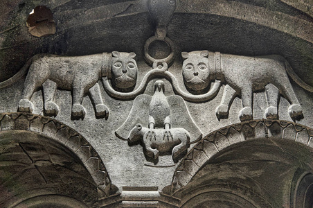 神秘的亚美尼亚古庙的墙上链上两个狮子雕塑
