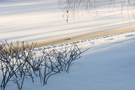 冰封的湖在雪地里