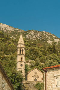 查看旧教堂在地中海城市在克罗地亚 Perast 科托尔湾，在意大利威尼斯的建筑风格和白砖