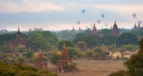 美丽的风景在蒲甘曼德勒缅甸和气球宝塔