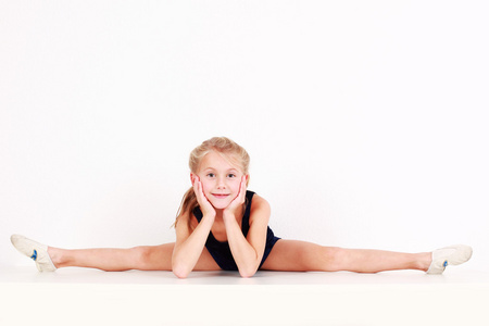 练习劈叉女孩图片