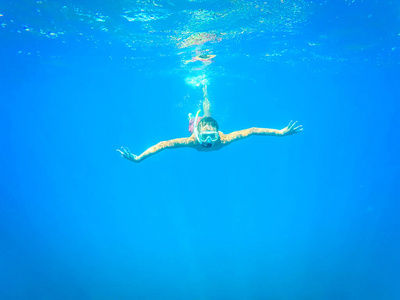 开心的少年在海洋水下夏季