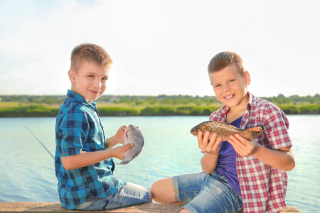 逗人喜爱的孩子在夏天钓鱼