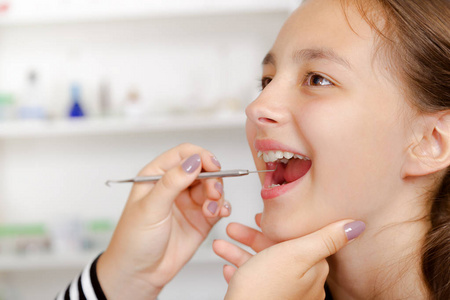 人张大嘴小女孩张大嘴宽期间治疗 h 的特写镜头照片