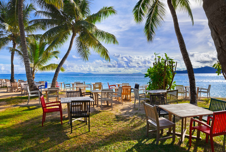 热带海滩上的咖啡馆和棕榈树