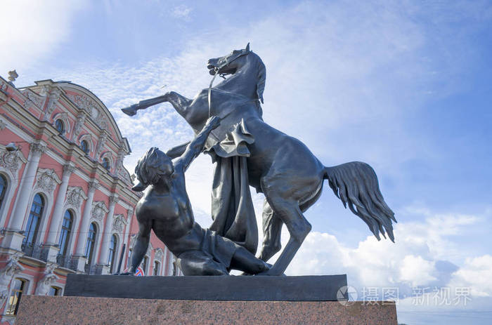 雕塑的驯兽员的马匹上阿尼奇科夫桥圣彼得堡市
