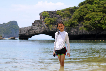 亚洲女孩喜欢在海滩附近海