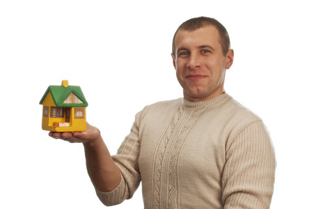 男性手上的小模型房子