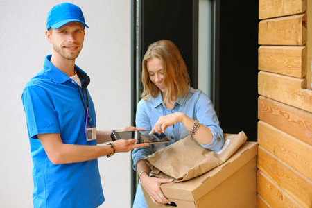 蓝色制服包裹盒送交收件人信使服务概念的交付男人微笑着