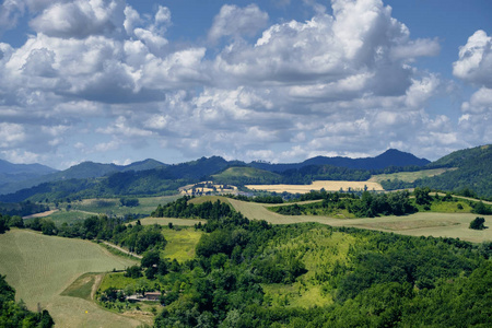 Brisighella 和 Modigliana 之间的夏日风景 罗马涅，它