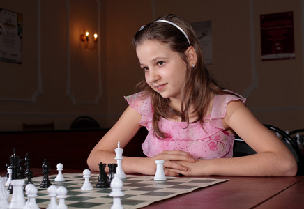女孩下棋