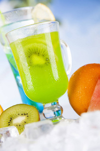 夏季饮料和新鲜热带水果