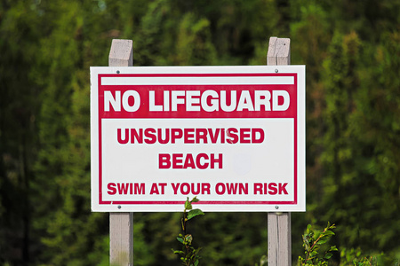 没有救生员的无监督的海滩使用在自己的危险标志