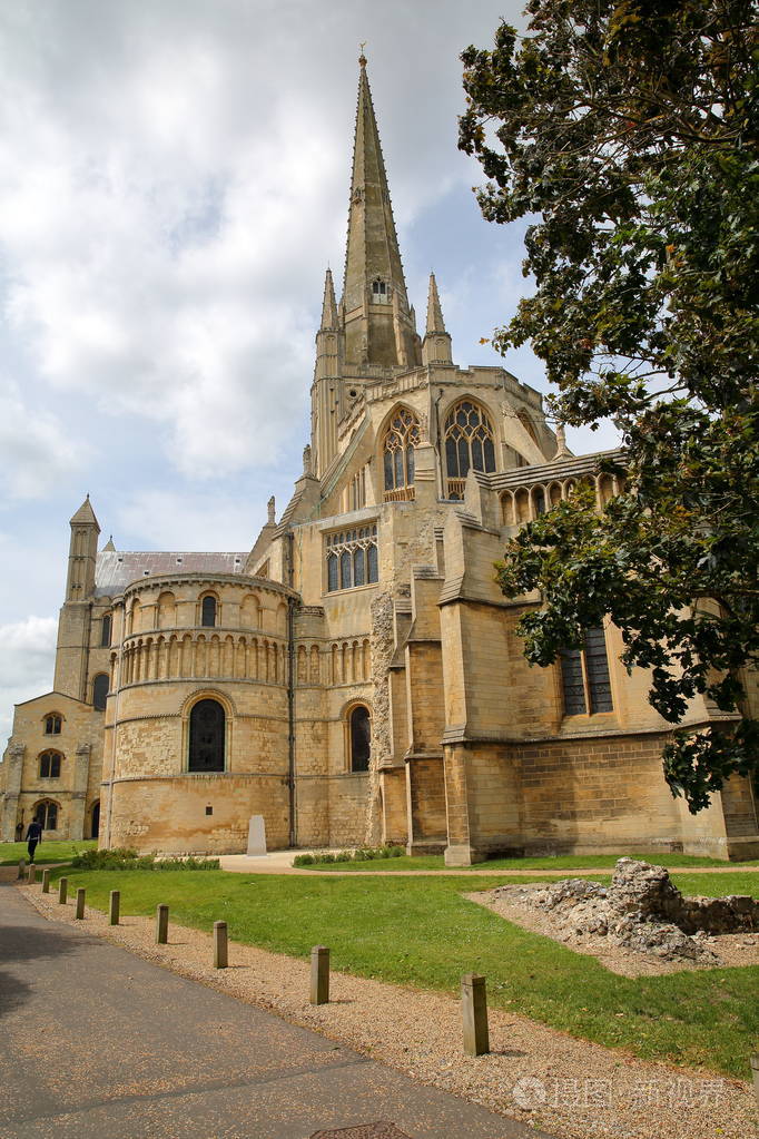 诺里奇大教堂从东与圣卢克的教堂在诺里奇英国诺福克郡的外立面的广角