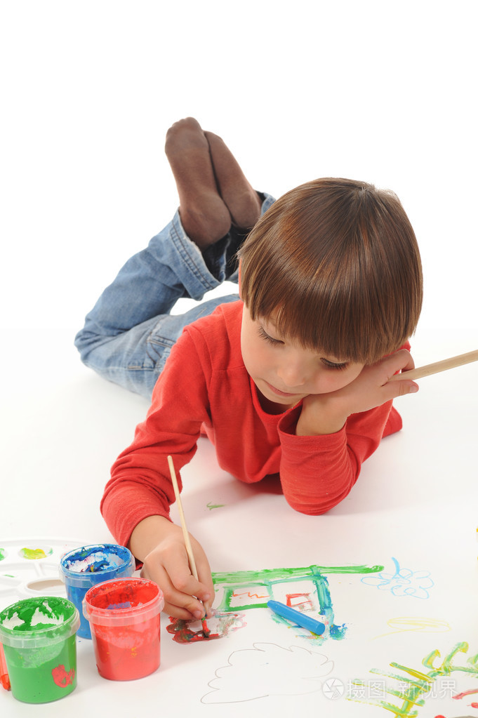 小男孩画画