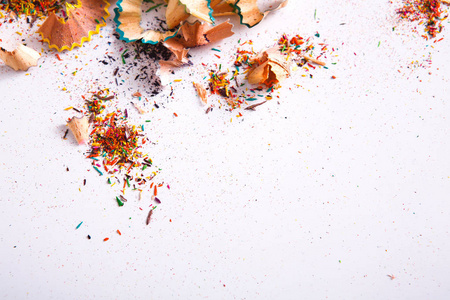 木制彩色铅笔木屑,白色上孤立照片