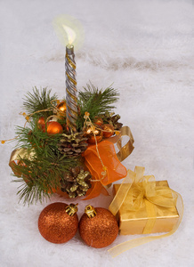 圣诞银烛和白色皮肤上的金盒子图片