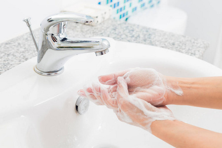 卫生。清洁双手。在接收器上洗手