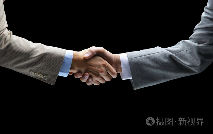 握着黑色背景的握手