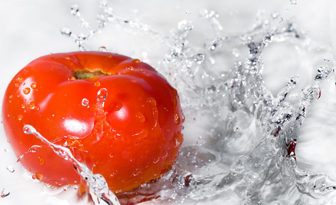 西红柿在水中溅出