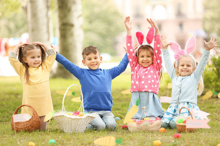 孩子们在公园里玩得很开心。复活节彩蛋狩猎概念