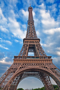 法国巴黎的埃菲尔铁塔在塞纳河南岸