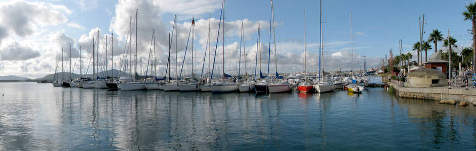 帆船停泊在阿尔盖罗的港口