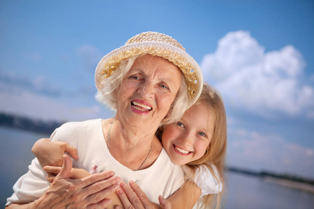 快乐的祖母和孙女在江边
