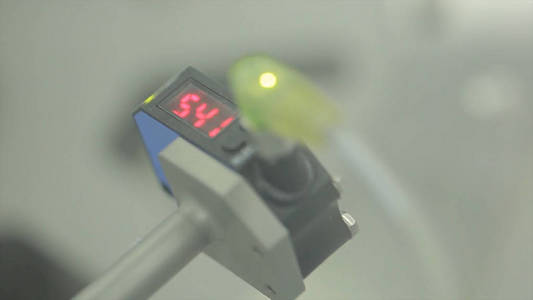 技术员使用热成像摄像机检查工厂的温度。检查温度对制造设备。电动温度测量。科学和医学