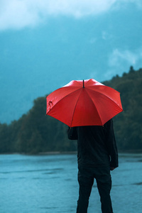 小红伞的人考虑上雨