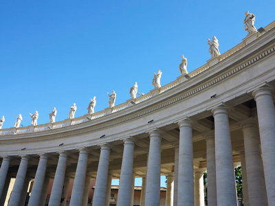 雕像和在梵蒂冈圣彼得广场上的建筑细节
