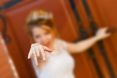 幸福的新娘显示在他手指上的戒指