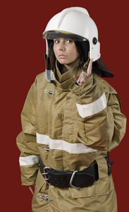 穿着消防员制服的女孩
