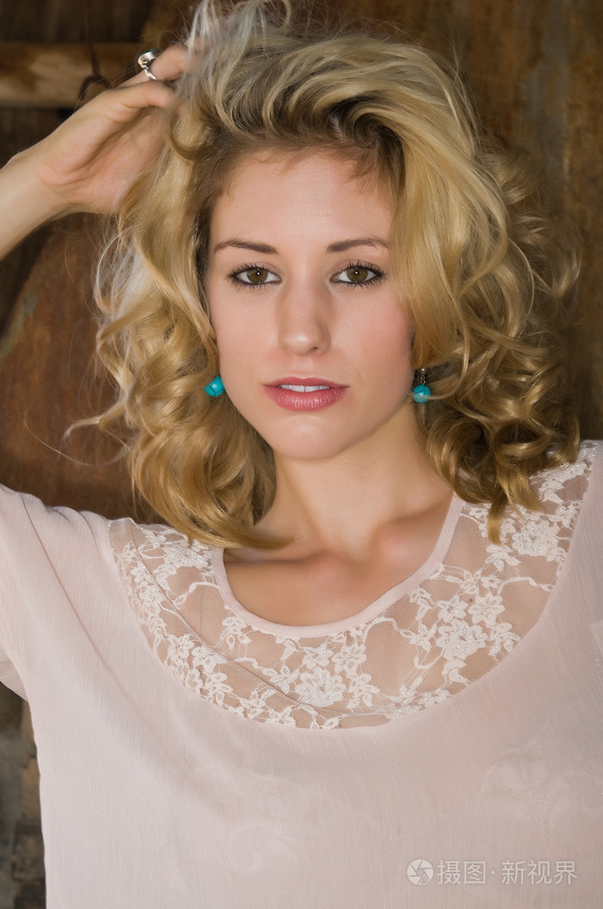 白肤金发碧眼女人