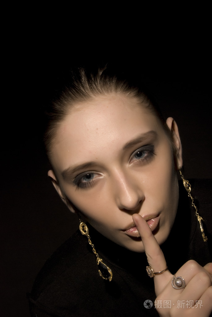 女人沉默的手势