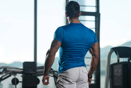 在工作室的纹身的男图片-在工作室的纹身的男素材-在工作室的纹身的男