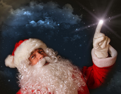 圣诞老人用神奇的光指向天空