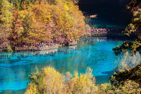 五花湖是在九寨沟的湖泊