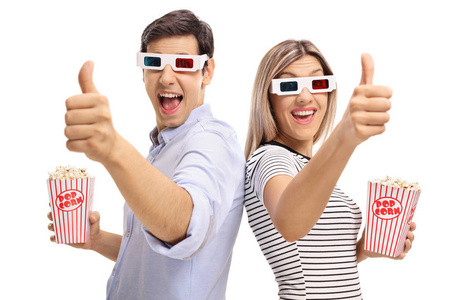 男人和女人戴着 3d 眼镜，爆米花举起大拇指