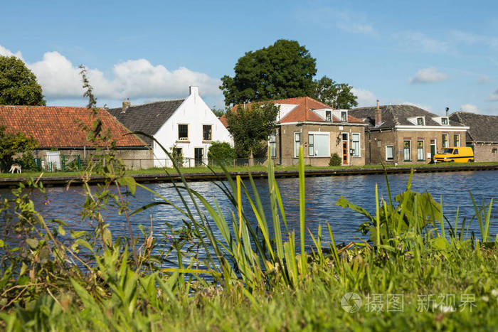 河岸边的荷兰典型的房子