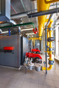 内部的现代燃气锅炉房用锅炉 水泵 v