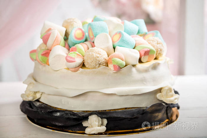 美味的蛋糕奶油装饰着棉花糖对模糊的背景水平框架