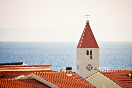 海上屋顶上的聊天教堂。